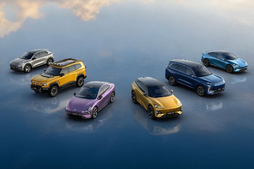 桌子上放满了不同类型的汽车

中度可信度描述已自动生成