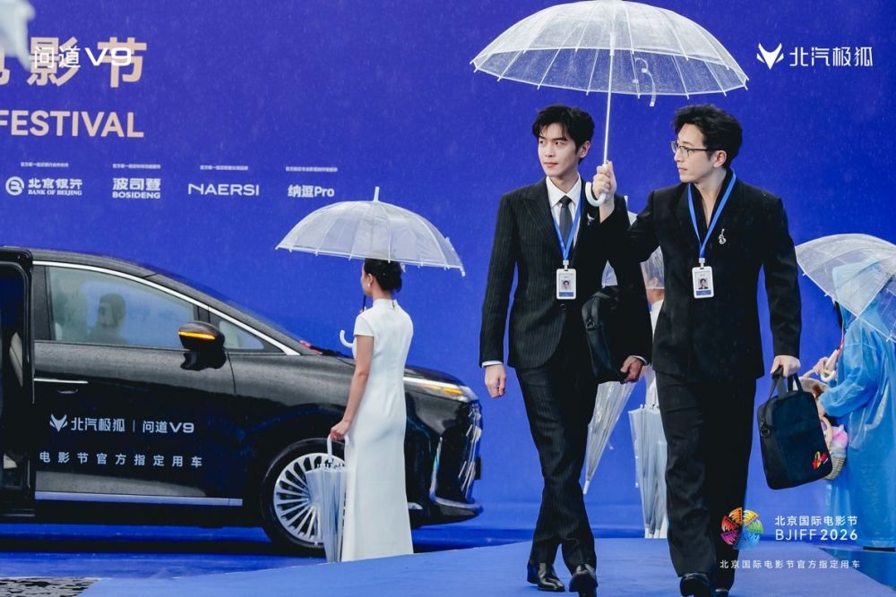 几个人在蓝色的伞

描述已自动生成