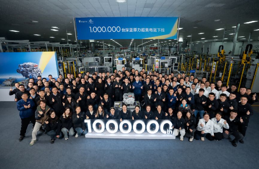 图片包含 路, 室内, 人们, 前

描述已自动生成