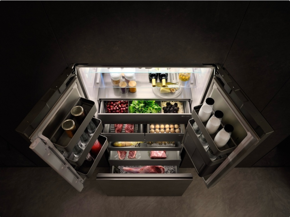 冰箱里有许多饮料

描述已自动生成