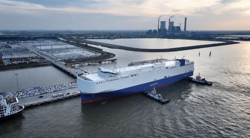 图为奇瑞出口车辆登船出海