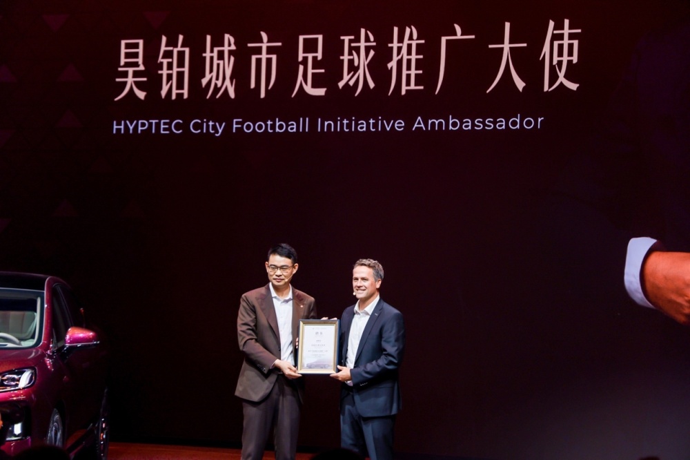 一張含有 文字, 服裝, 人員, 西裝 的圖片

自動產生的描述