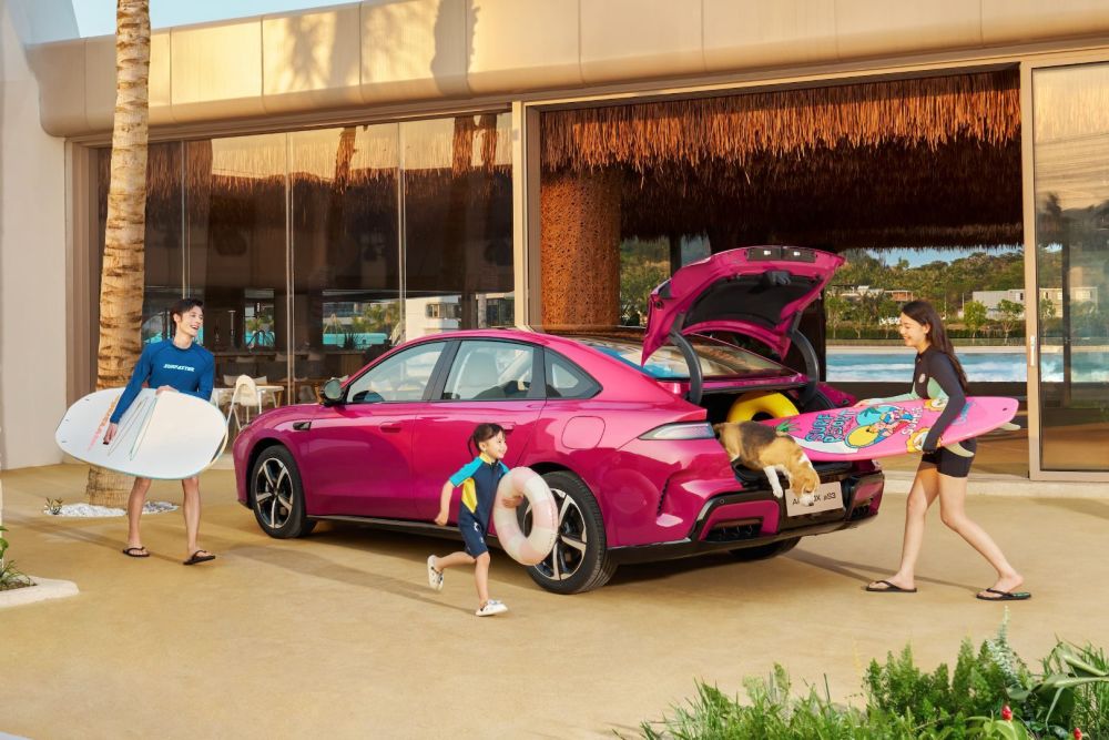 图片包含 建筑, 室内, 汽车, 小
描述已自动生成