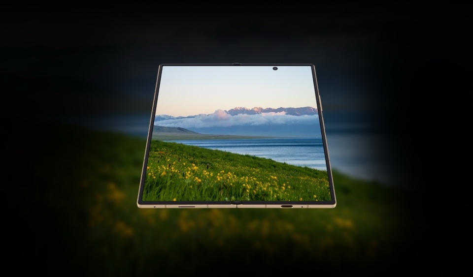 Galaxy Z Fold7在折叠状态下被横握，以掌上游戏机形式呈现。游戏正在运行，强大的处理器可优化Vulkan和光线追踪技术，带来沉浸式的游戏体验。随后，游戏画面切换到设备内部的处理器结构与主板布局画面。